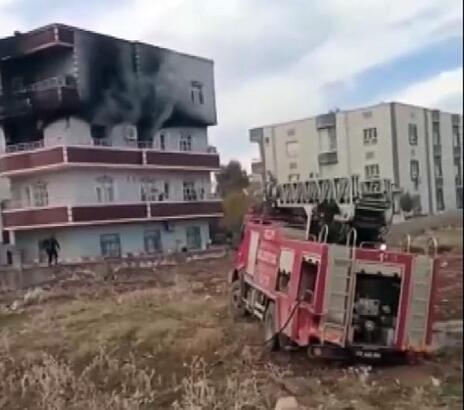 İtfaiye Aracı Çamura Saplandı, Yangın Su Tankeriyle Söndürüldü