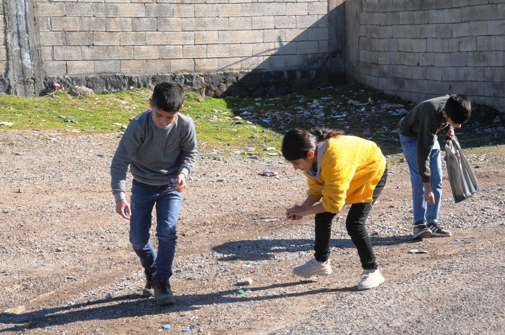 Cizre'de öğrenciler tekerlekli sandalye için plastik kapak topladı