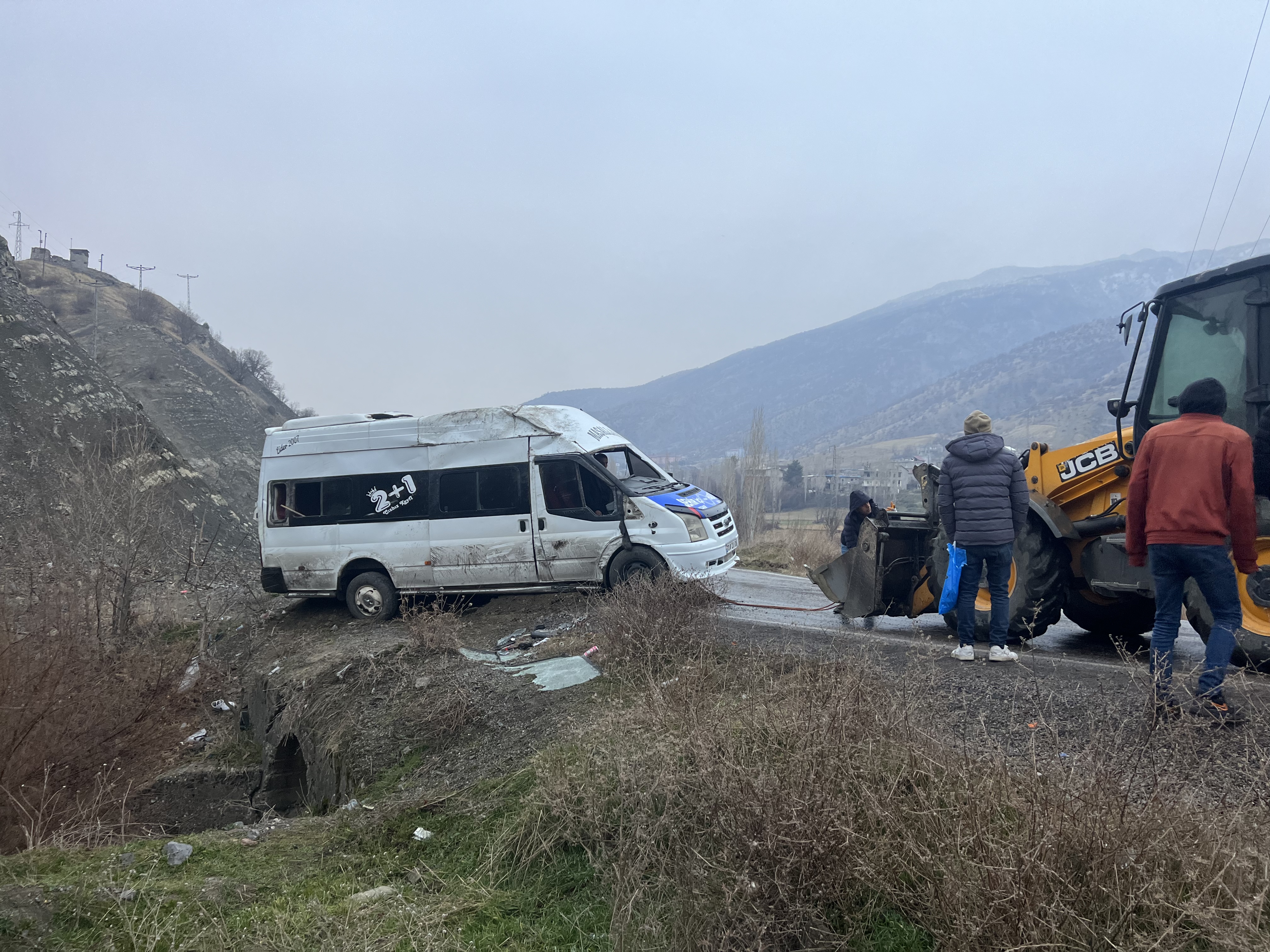 Şırnak'ta minibüsün şarampole devrilmesi sonucu 8 kişi yaralandı