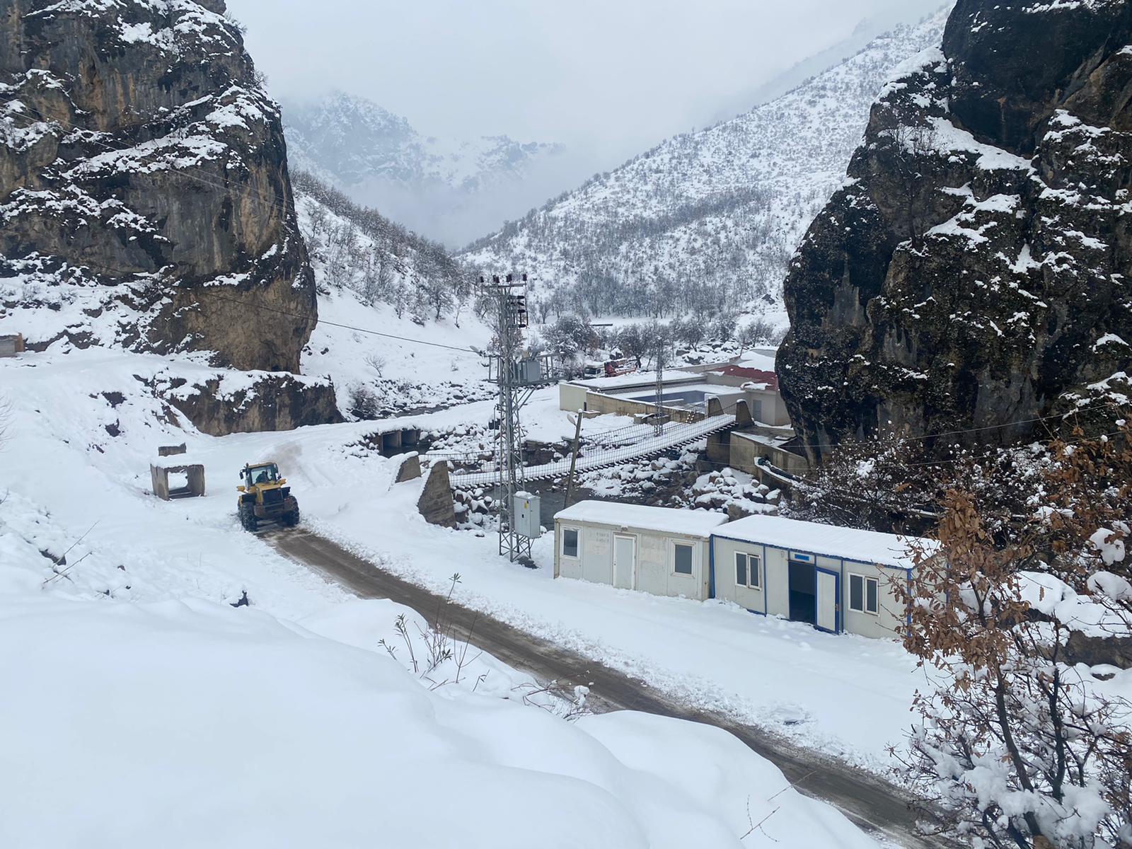 ŞIRNAK'TA 15 YERLEŞİM YERİ YOLU KARDAN KAPANDI