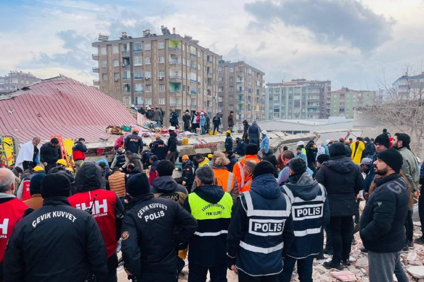 Silopi’de Gönüllü Öğretmenlerin Desteği İle Depremzedelere Yardım