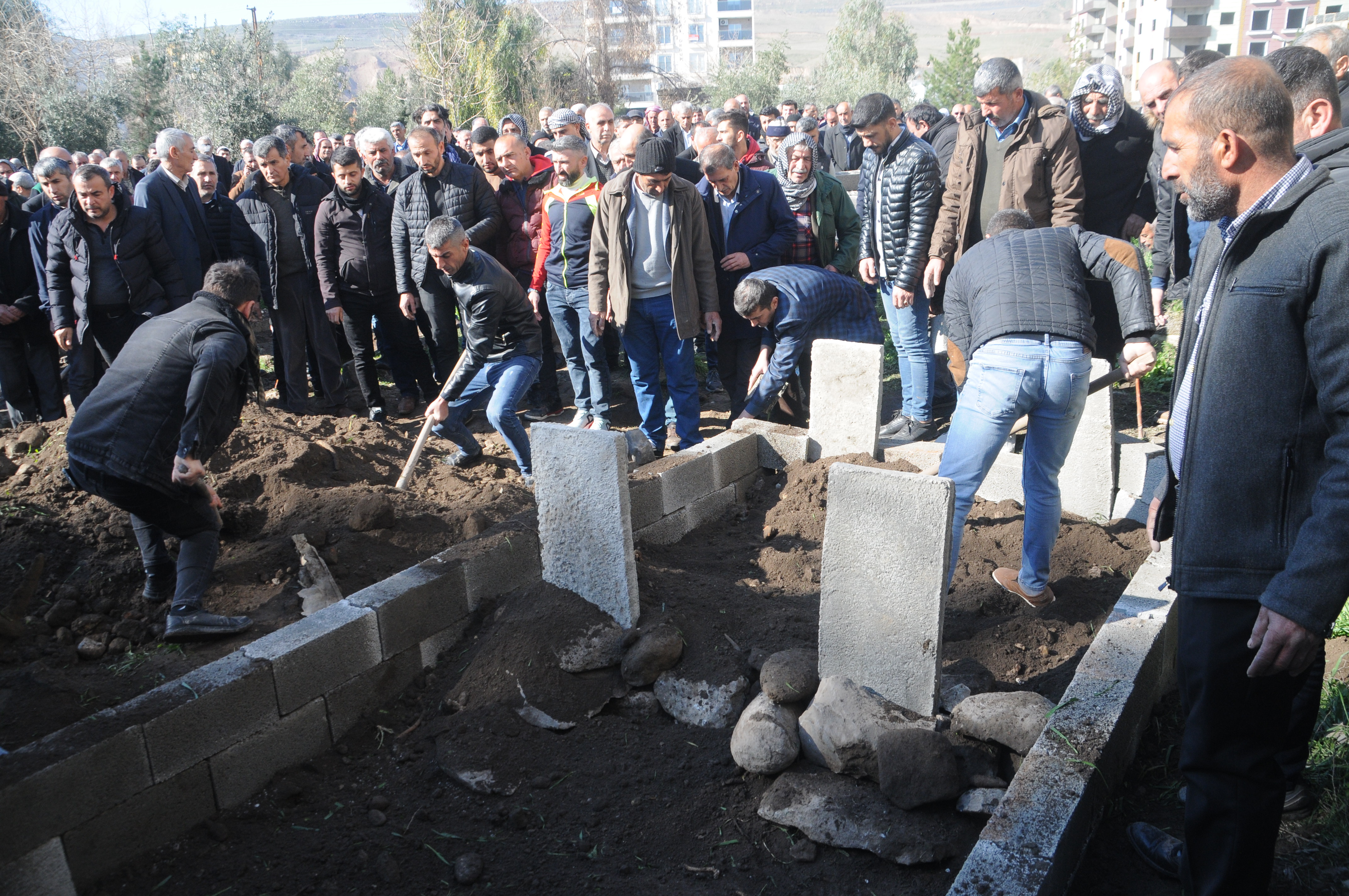 Depremde Hayatını Kaybeden 5 Kişinin Cenazesi Şırnak Ve Mardin'de Defnedildi