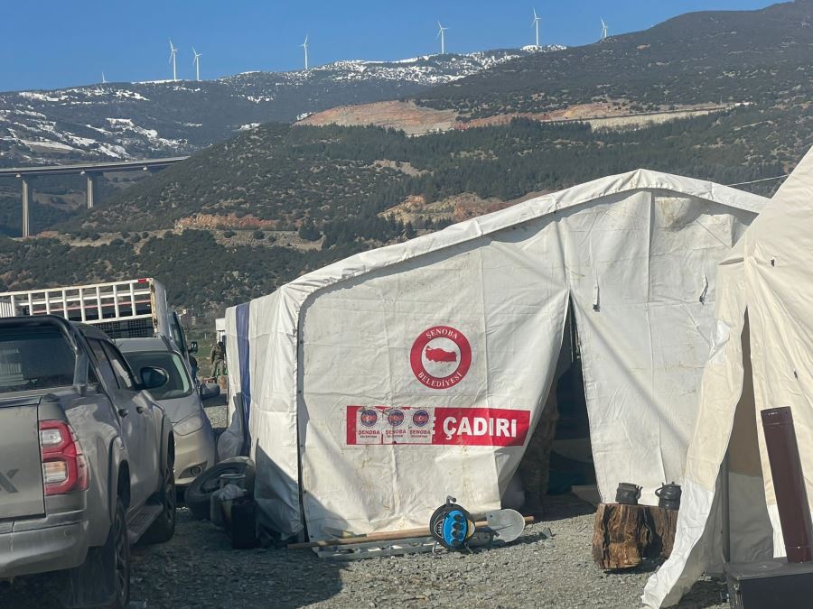 Bölünmez Grup İle Şenoba Belediyesi Deprem Bölgesinde Sıcak Yemek Dağıtıyor