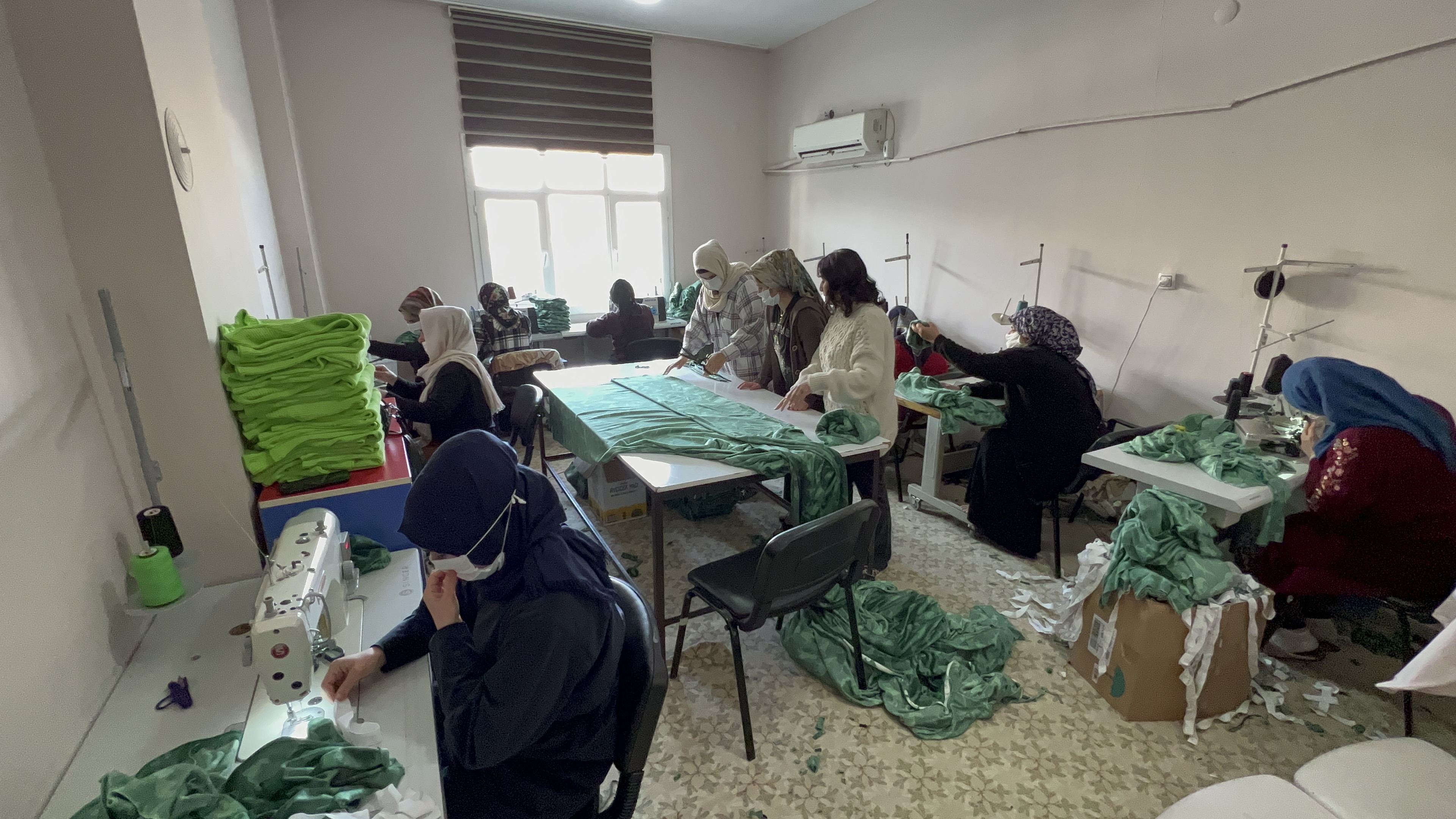 Şırnak'ta Kadınlar Depremzedeler İçin Kıyafet Dikiyor