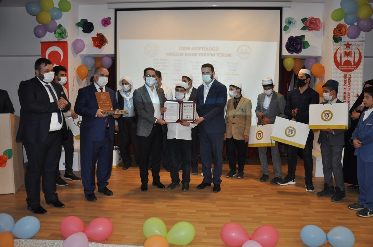 CİZRE'DE 26 HAFIZ’A DÜZENLENEN TÖRENLE BELGELERİ VERİLDİ