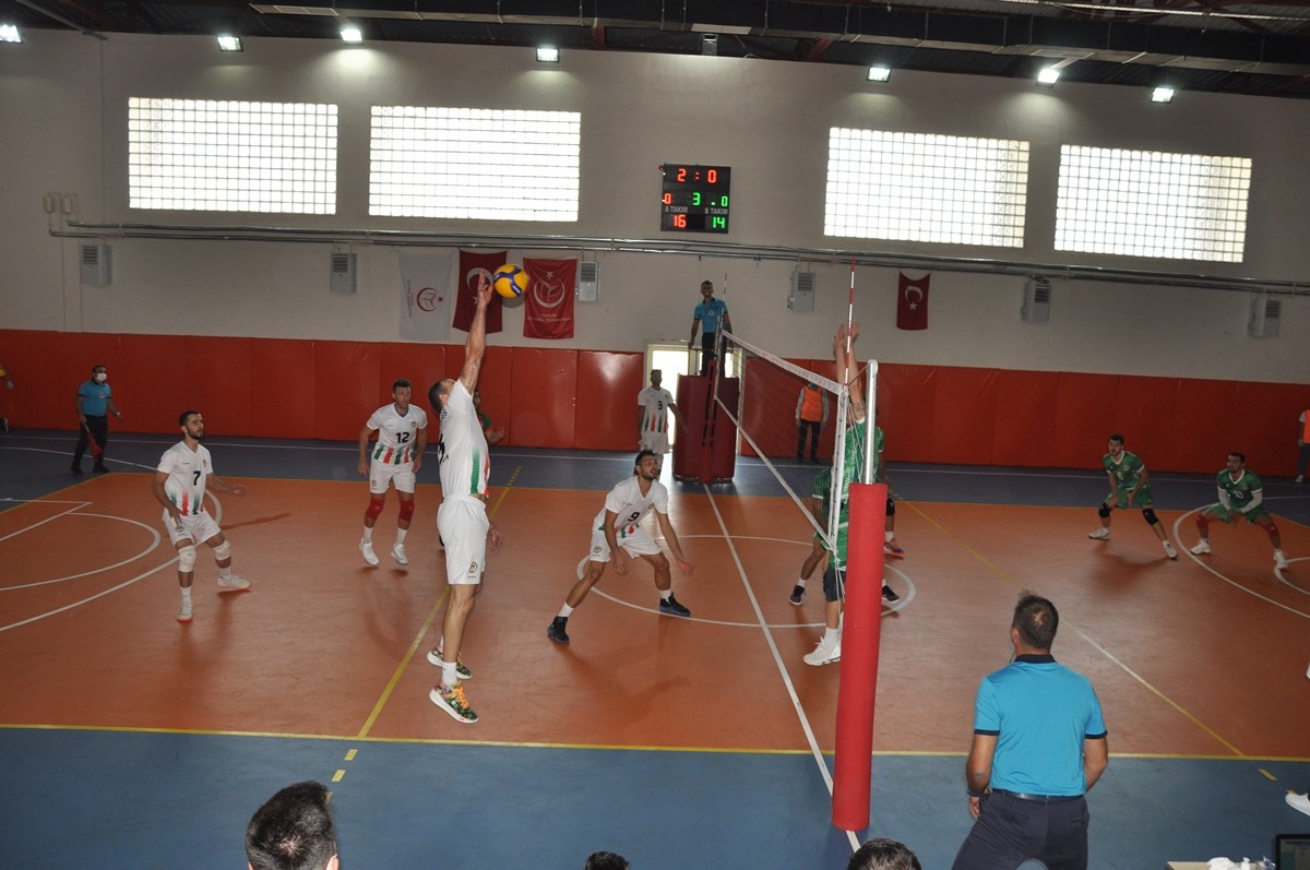 CİZRE BELEDİYESİ ERKEK VOLEYBOL TAKIMI 2’DE 2 YAPTI