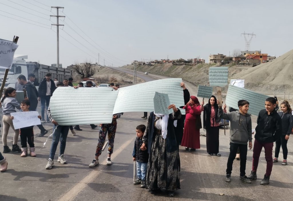 Köy sakinleri trafik kazalarını protesto için yol kapatma eylemi yaptı