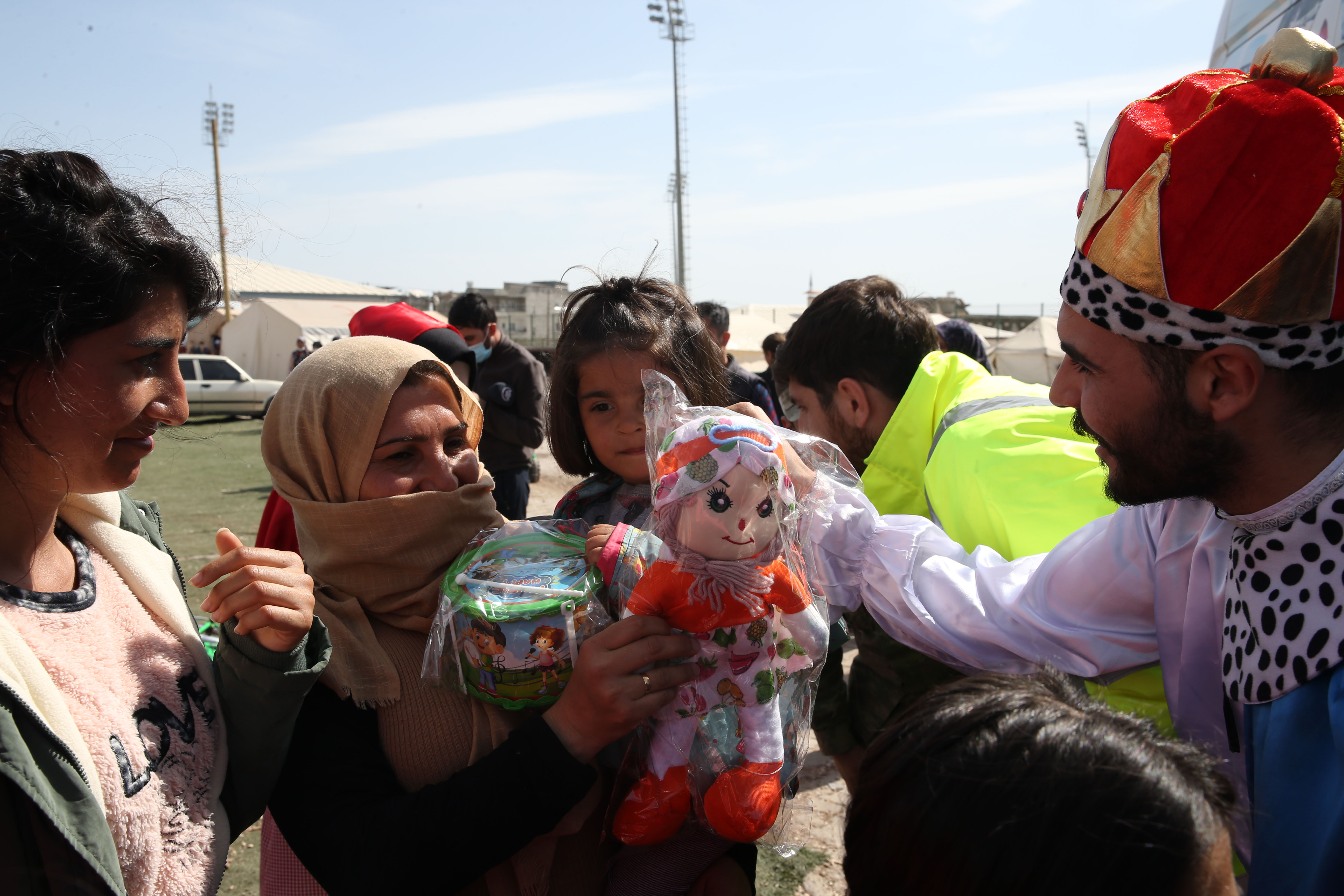 "Mutluluk treni" sloganıyla toplanan oyuncaklar depremzede çocuklara ulaştırıldı