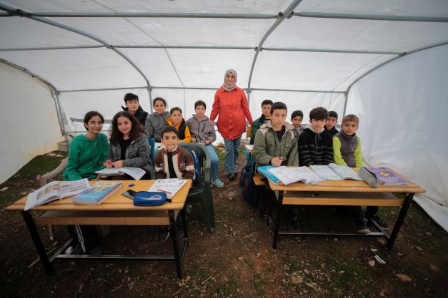 Okullarını Özleyen Depremzedelere "Çadır Sınıf" Kuran Öğretmen