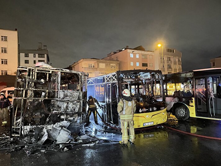 Tuzlada Park Halinde Duran 3 İETT Otobüsü Yandı