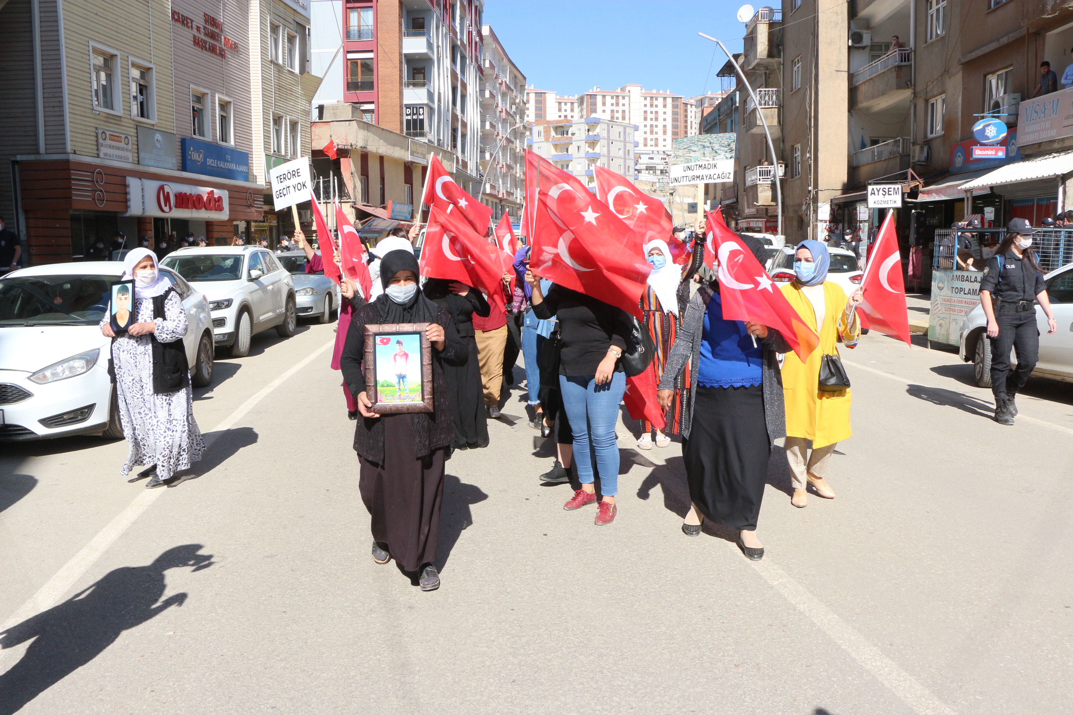 ŞIRNAKLI KADINLARIN HDP ÖNÜNDEKİ EYLEMİ DEVAM EDİYOR
