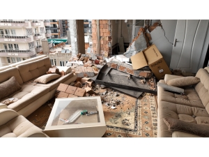 Adıyaman'da yıkılmayı bekleyen binalardaki evlerin içi görüntülendi