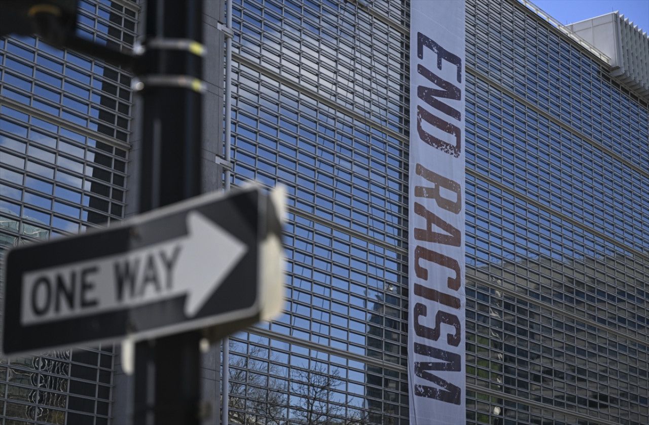 Dünya Bankası binasına "Irkçılığa Son" afişi asıldı