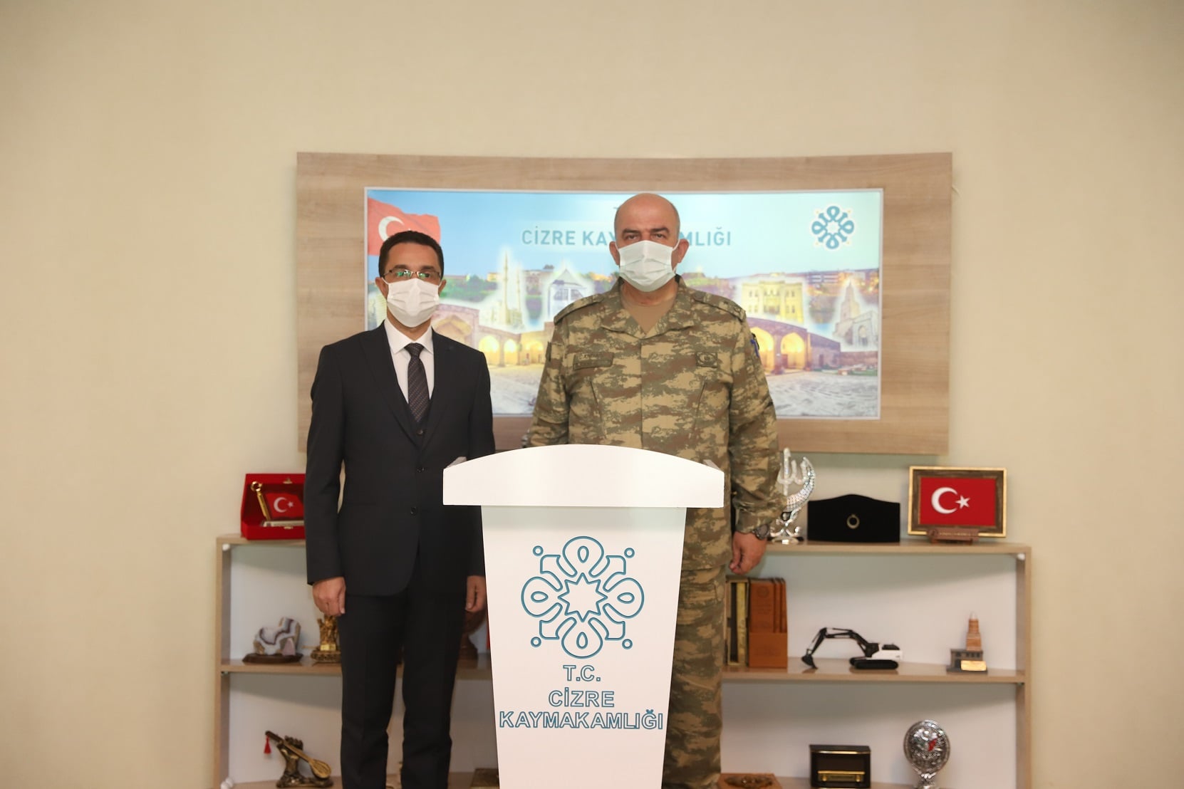 TÜMGENERAL ACARTÜRK VE TUĞGENERAL CANDAŞ KAYMAKAM SİNANOĞLUNU ZİYARET ETTİ