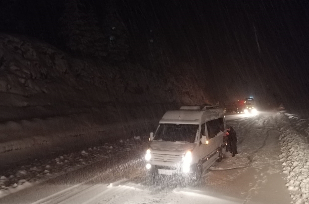 Kara yolu kar nedeniyle tırların geçişine kapatıldı