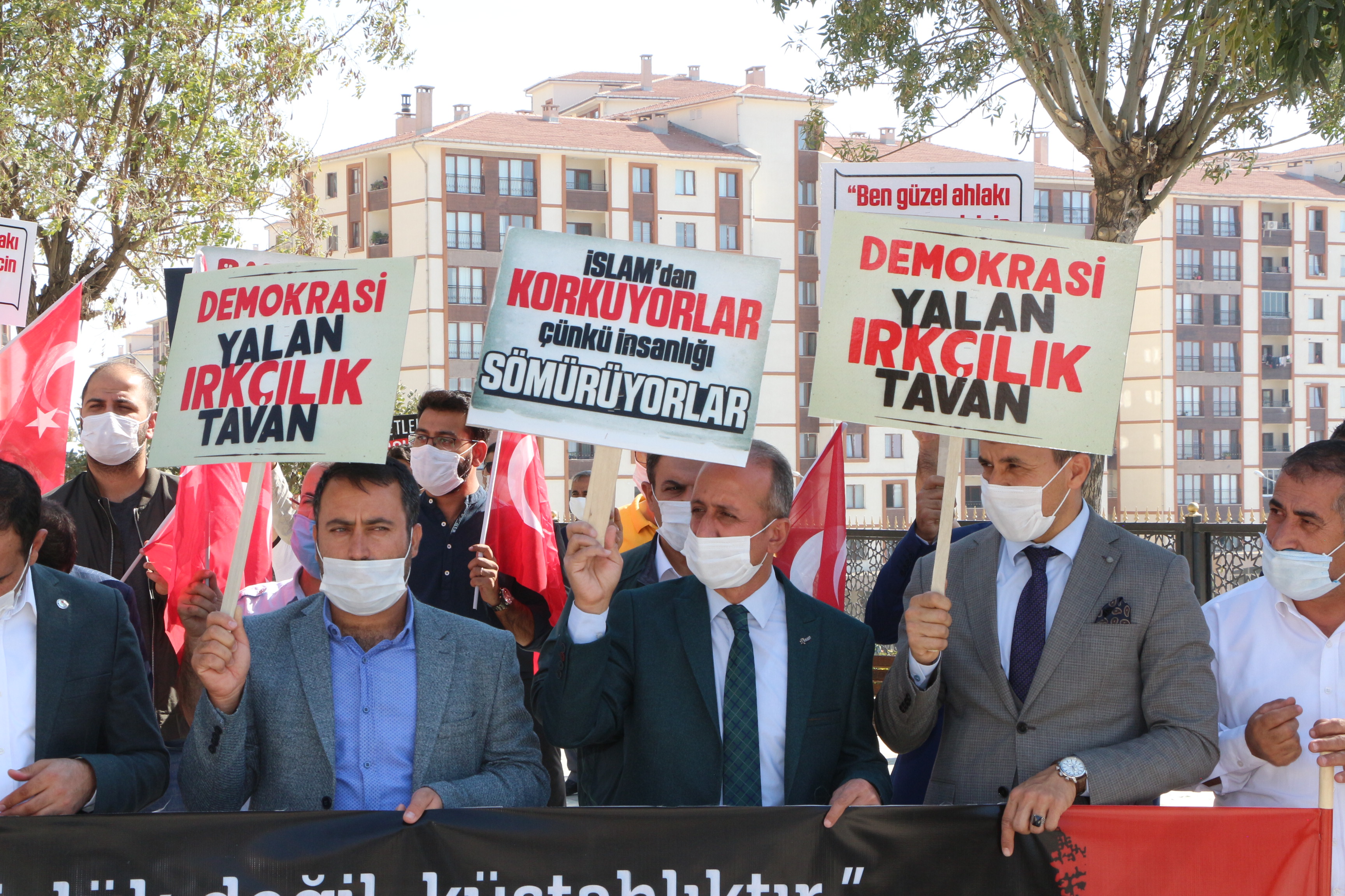 ŞIRNAK'TA, FRANSA CUMHURBAŞKANI MACRON PROTESTO EDİLDİ