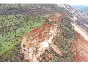 Adıyaman'daki Çekirge Dağı'nda yarık ve yer kayması oluştu