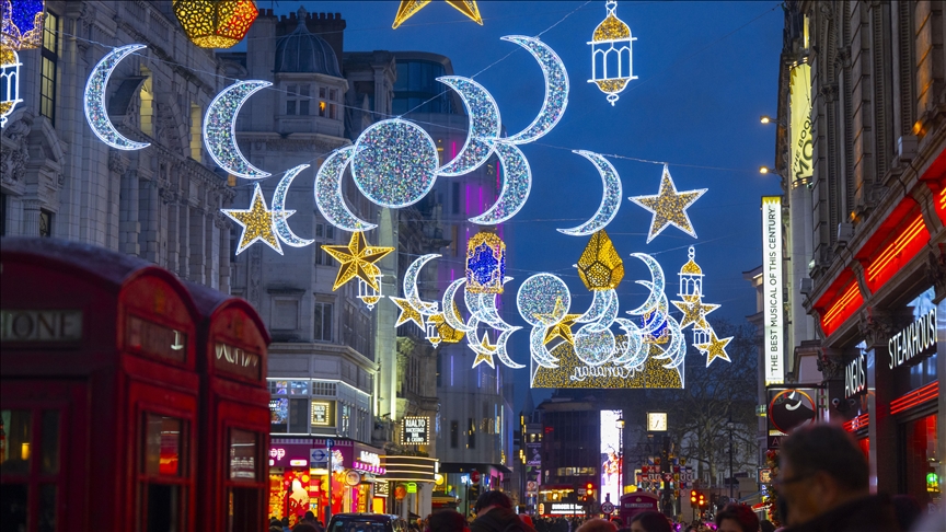 Londra'nın ünlü caddesi ramazan dolayısıyla özel olarak aydınlatıldı