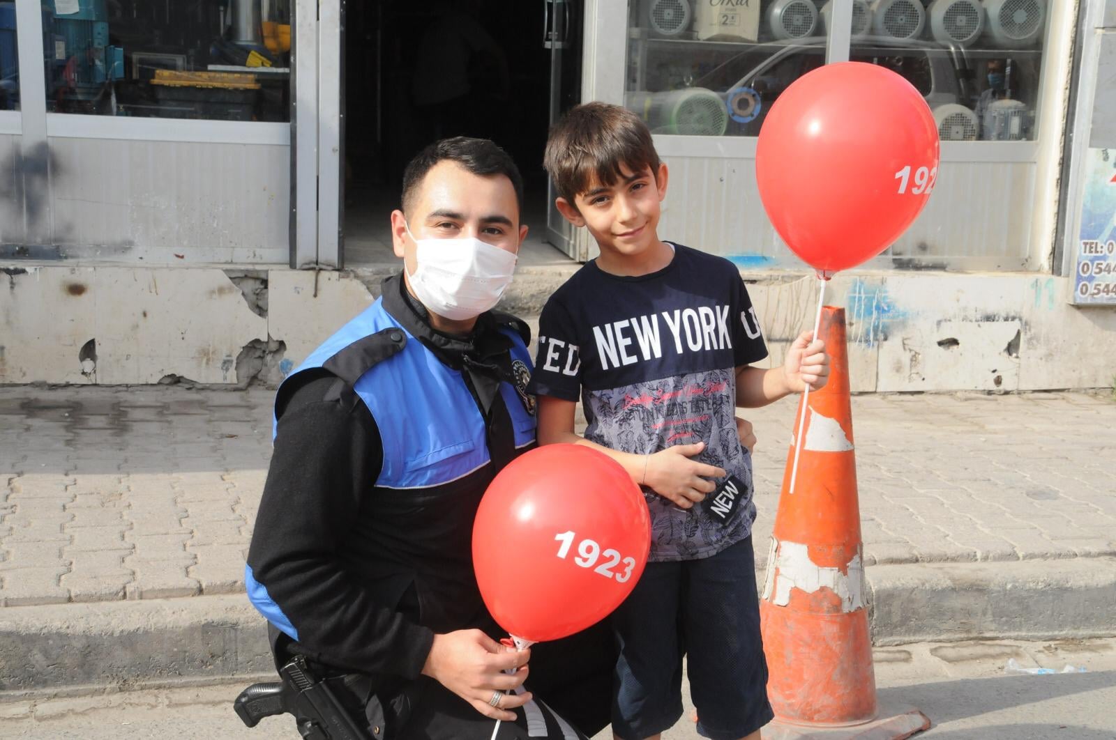 TOPLUM DESTEKLİ POLİSLER ÇOCUKLARIN CUMHURİYET BAYRAMINI KUTLADI