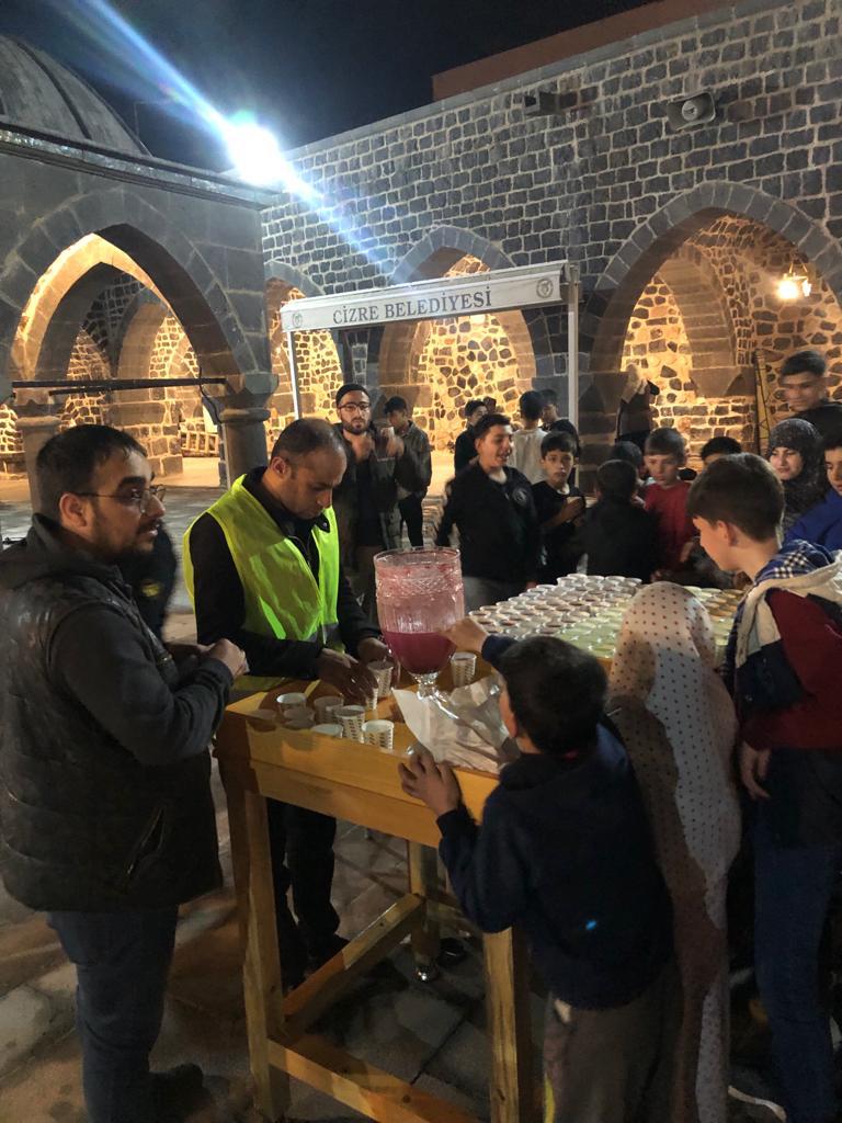 Cizre’de Teravih Namazı Sonrası Camilerde Şerbet İkramı Yapılıyor
