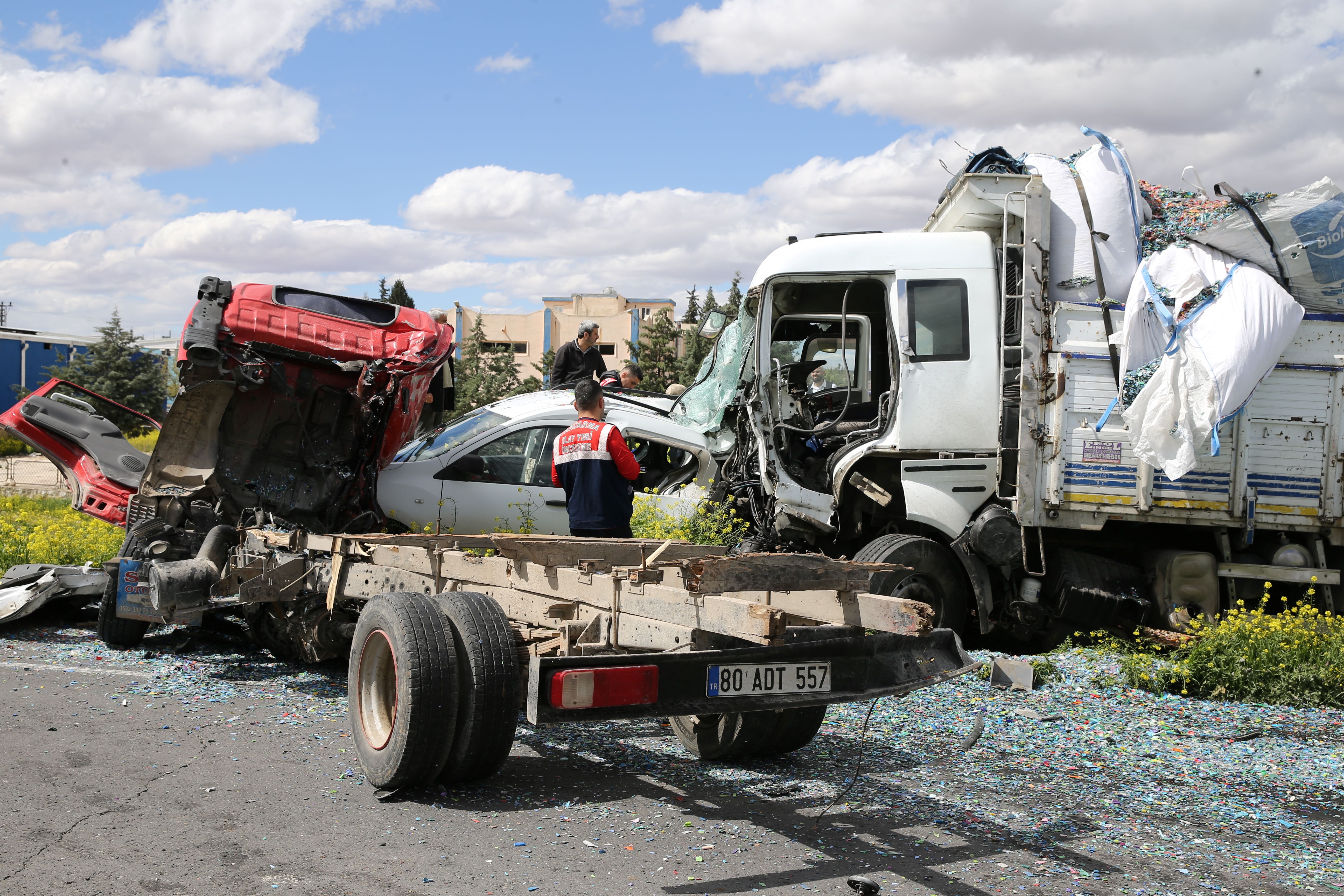 Üç aracın karıştığı trafik kazasında 2 kişi öldü, 1 kişi yaralandı