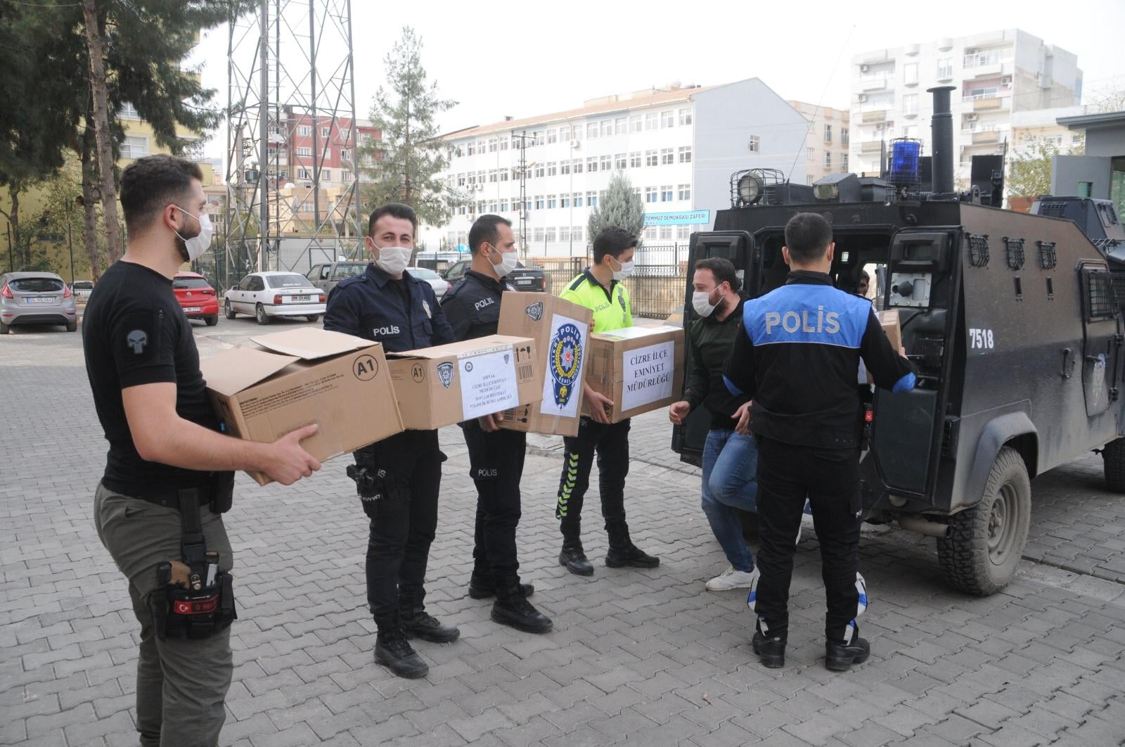 CİZRE POLİSİNDEN İZMİRLİ DEPREMZEDELERE YARDIM