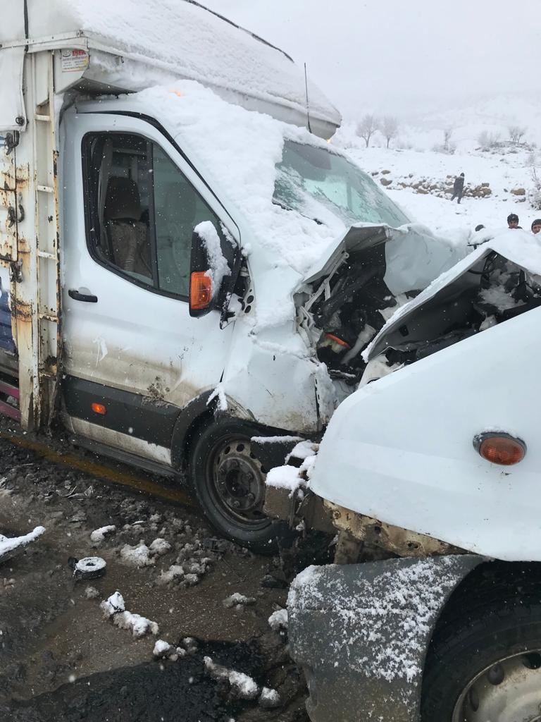 Şırnak'ta öğrenci servisi ile kamyonetin çarpıştığı kazada 11 kişi yaralandı