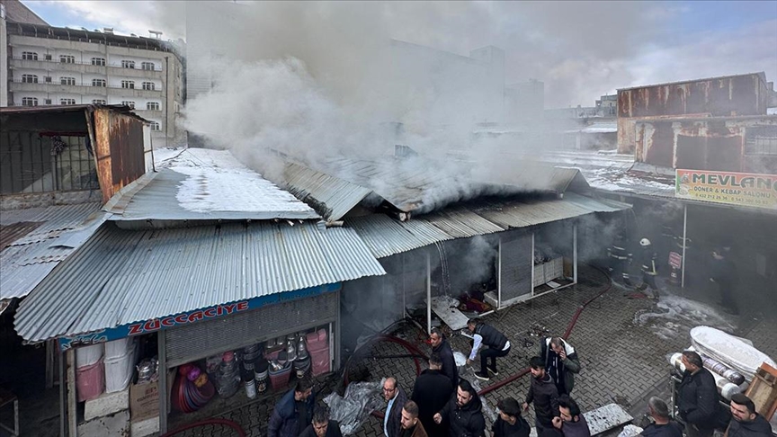 Van'da çok sayıda iş yerinin bulunduğu halk pazarında yangın