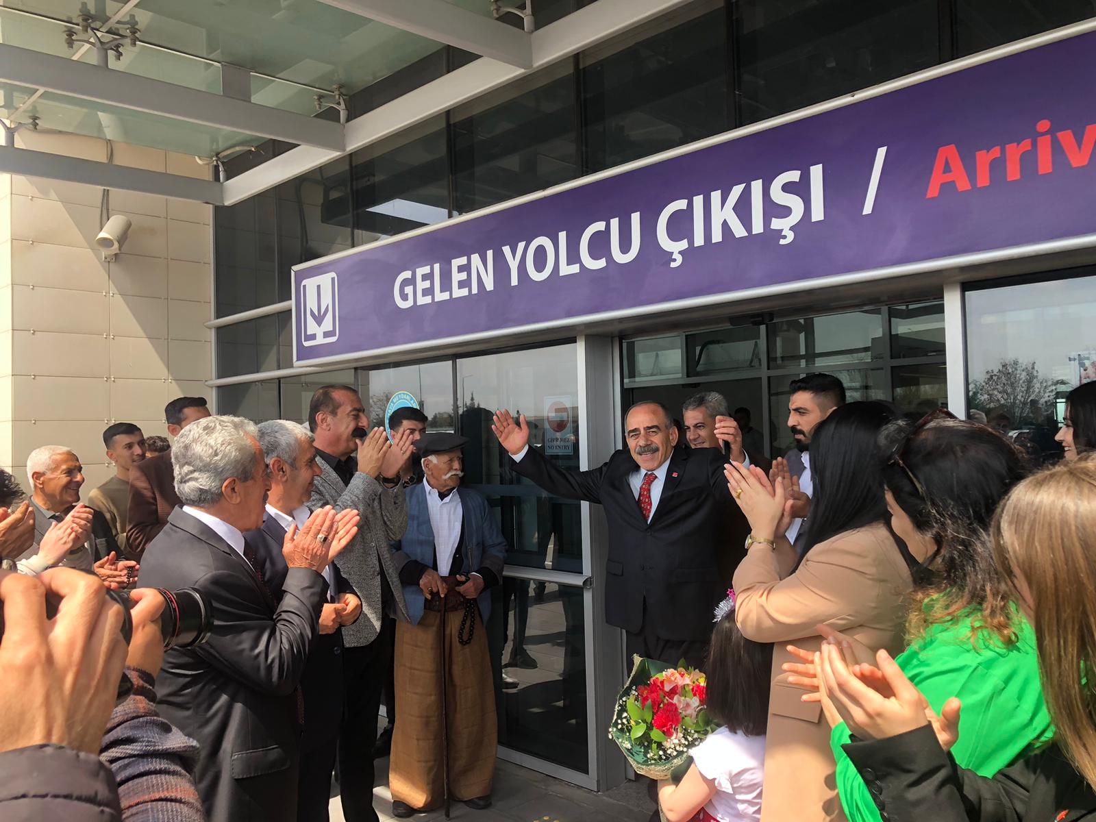 CHP il başkanı Sait Namdar Şırnak Şerafettin Elçi havalimanında yüzlerce partili tarafından karşılandı