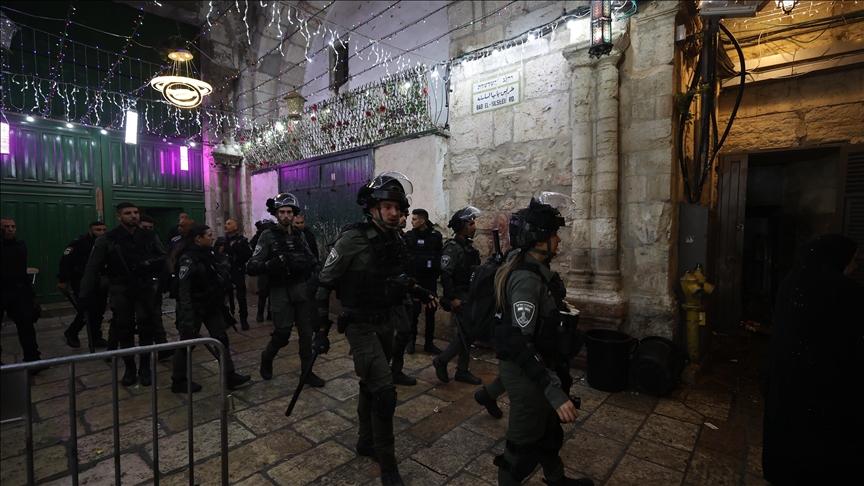 İsrail polisi Mescid-i Aksa'ya baskın yaptı, o anlar kamerada