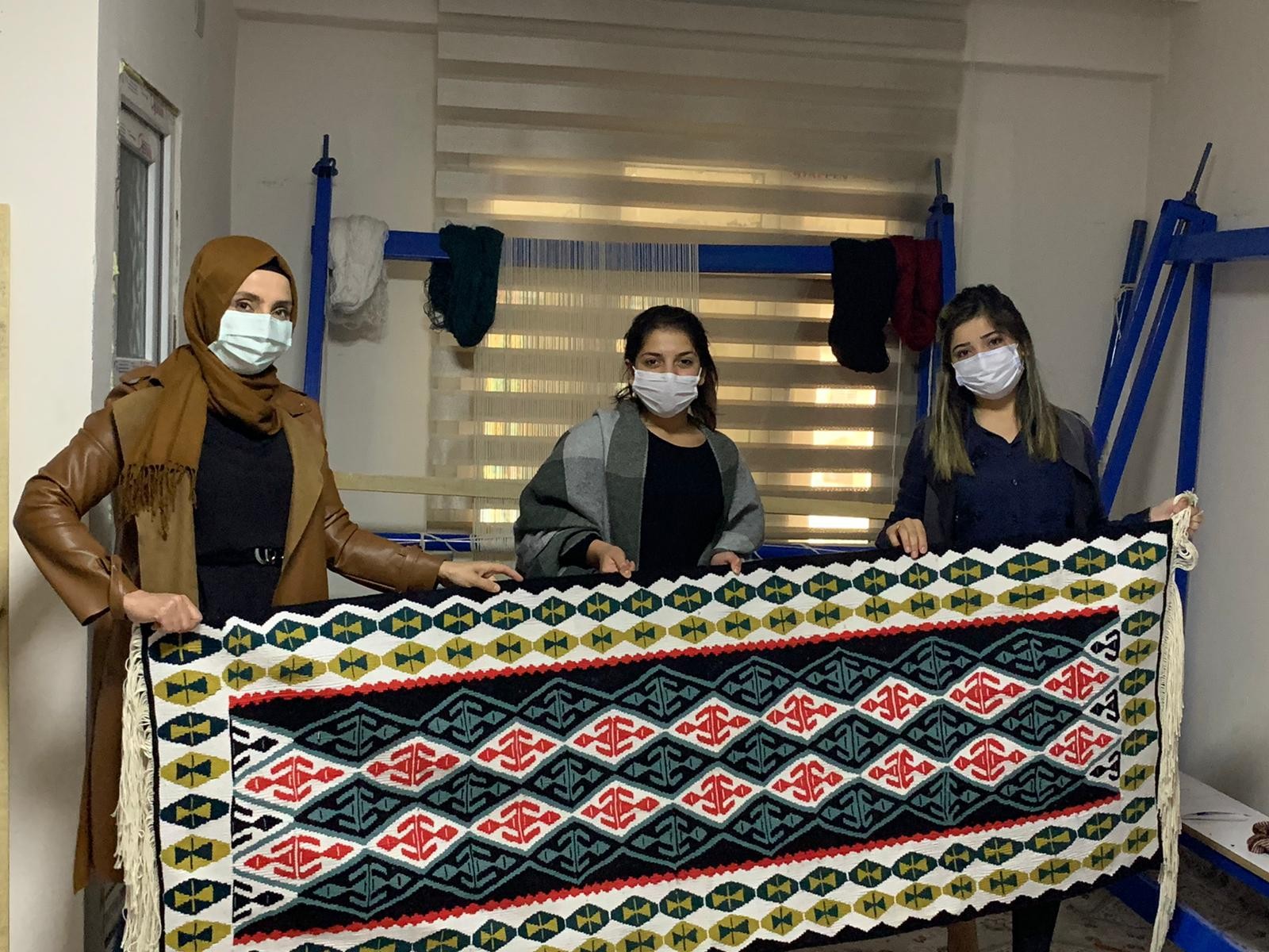 EVE HAPSOLMAK YERİNE KİLİM YAPIYORLAR