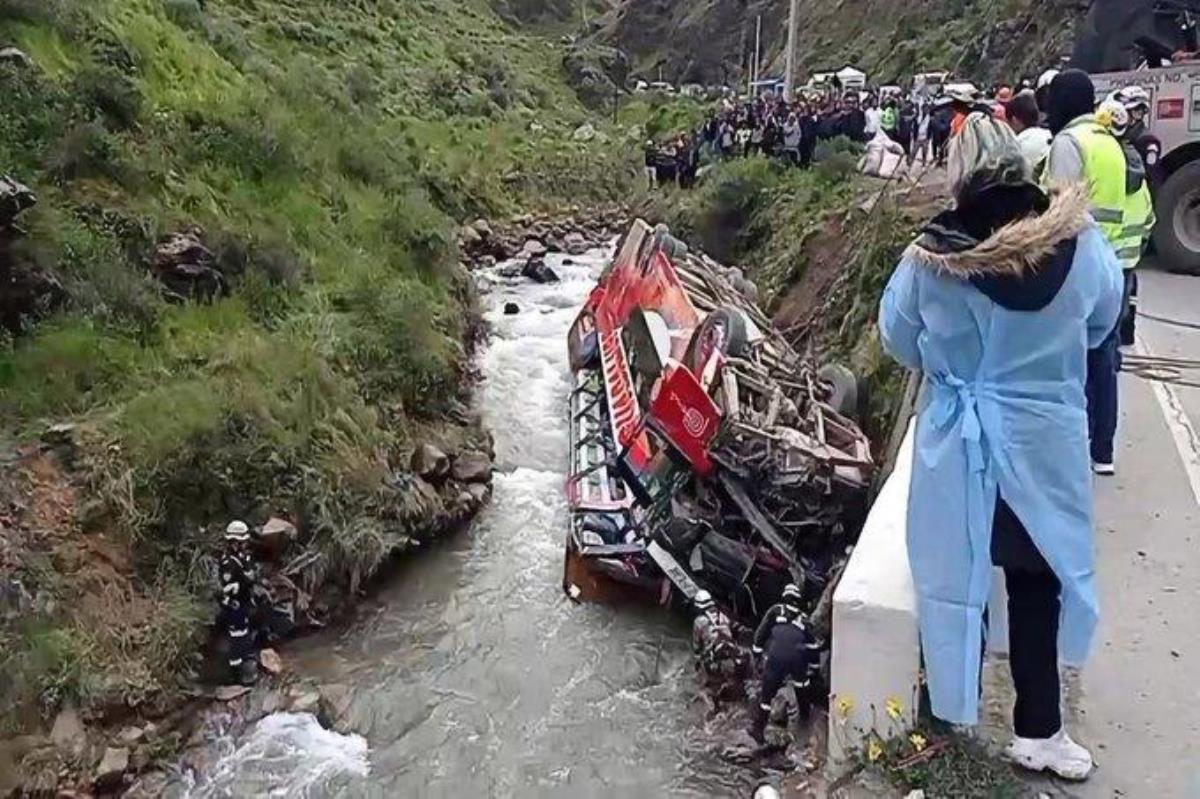 Ülkeyi sarsan kaza! Dereye yuvarlanan yolcu otobüsü 10 kişiye mezar oldu