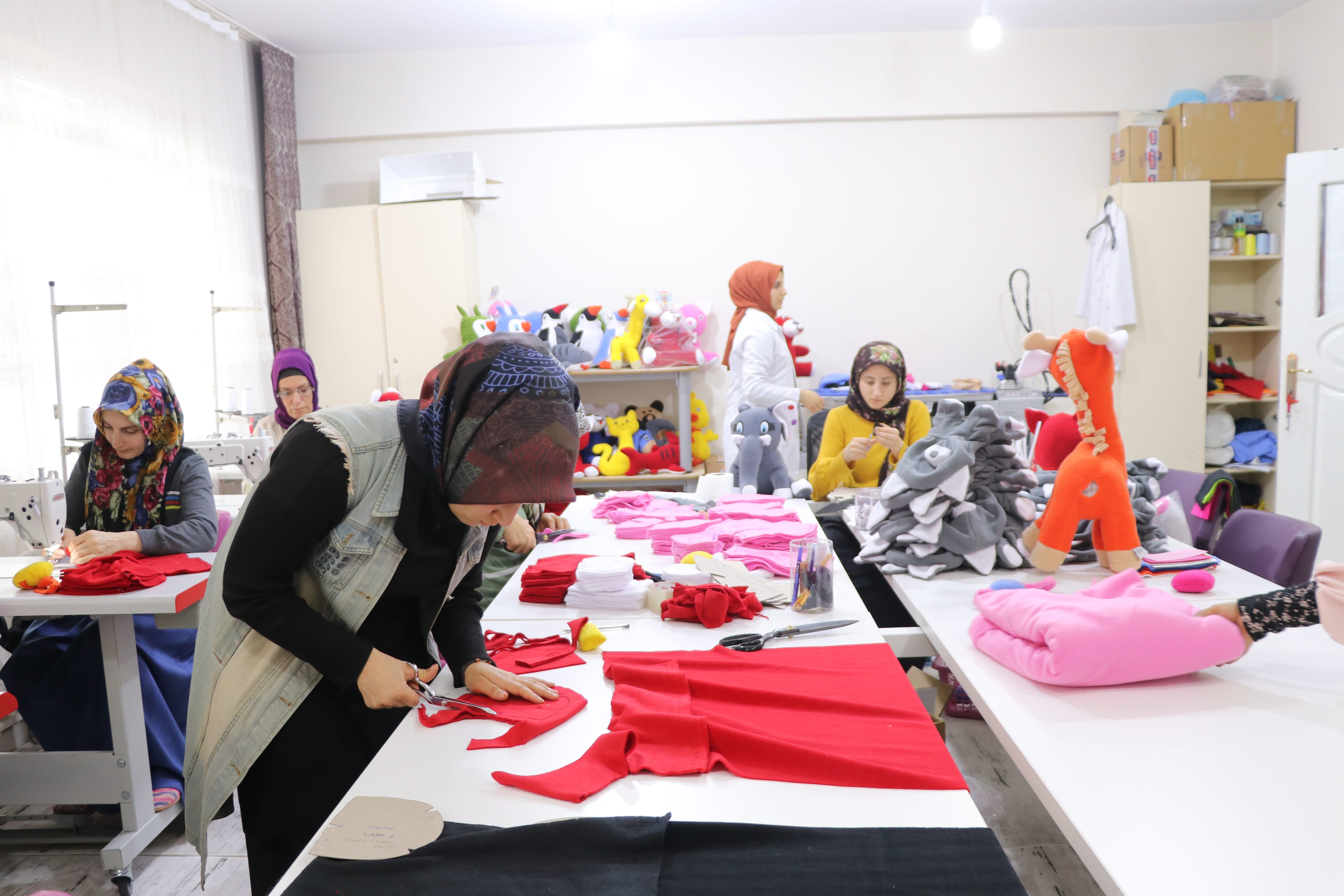 Siirtli kadınlar depremzede çocuklar için el emeği oyuncak üretiyor