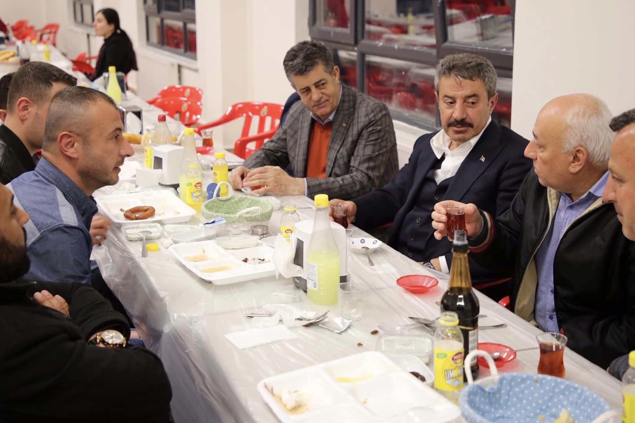 Başkan Yarka ve Aday Vekil Tatar, Belediye Çadırında Vatandaşlarla İftar Yaptı