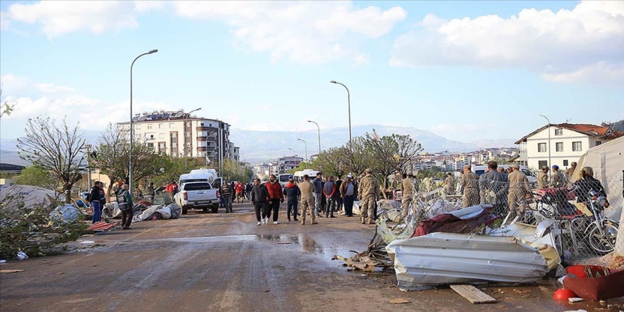 Deprem bölgesini fırtına ve hortum vurdu:1 ölü