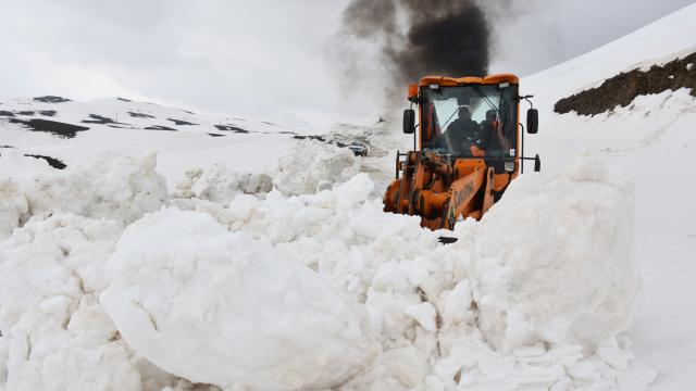 3 bin 300 rakımlı yayla yolunda karla mücadele ediyor