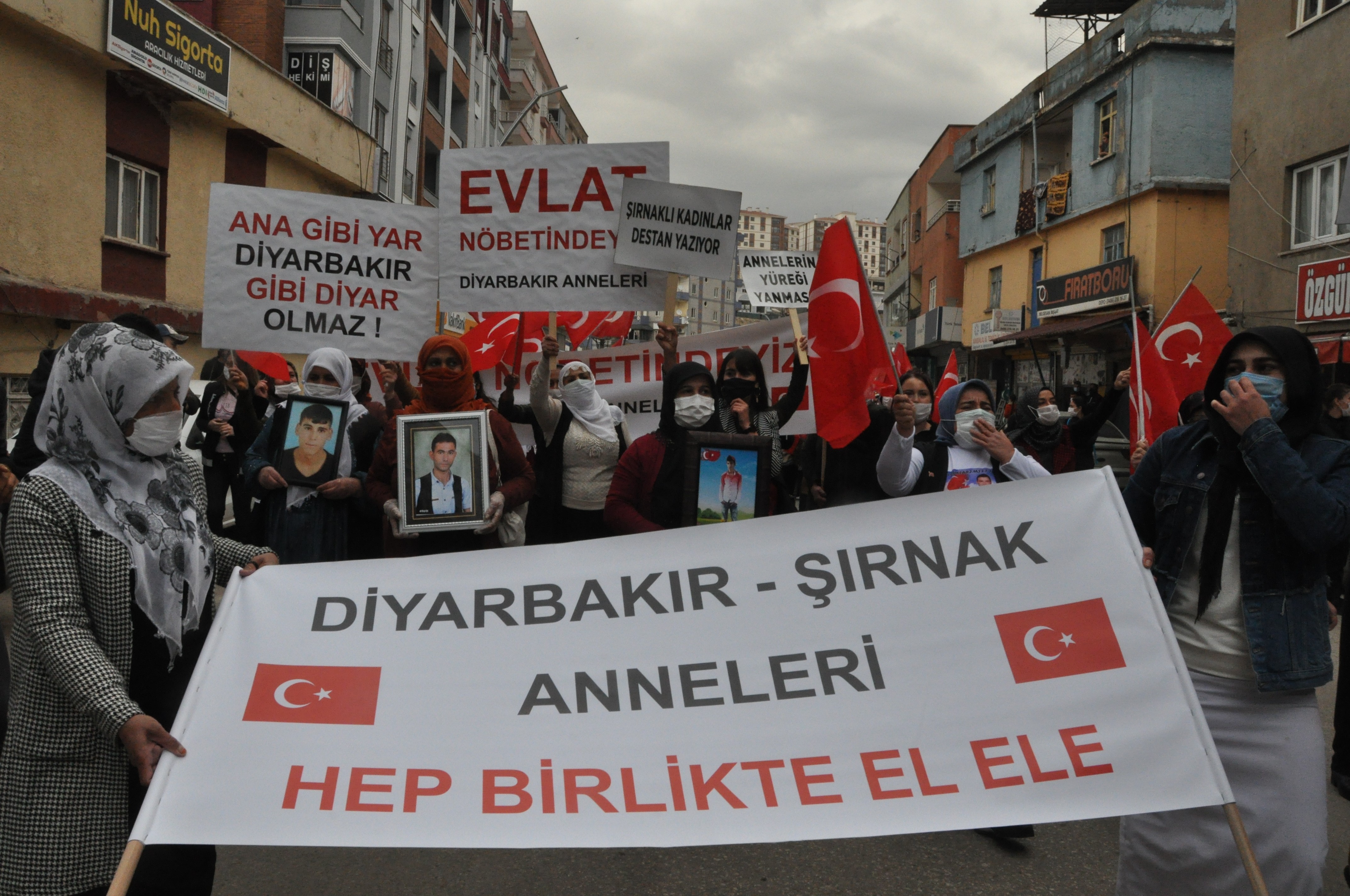 DİYARBAKIR ANNELERİ ŞIRNAK ANNELERİNE DESTEK VERDİ