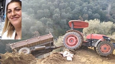 Devrilen traktördeki kadın hayatını kaybetti