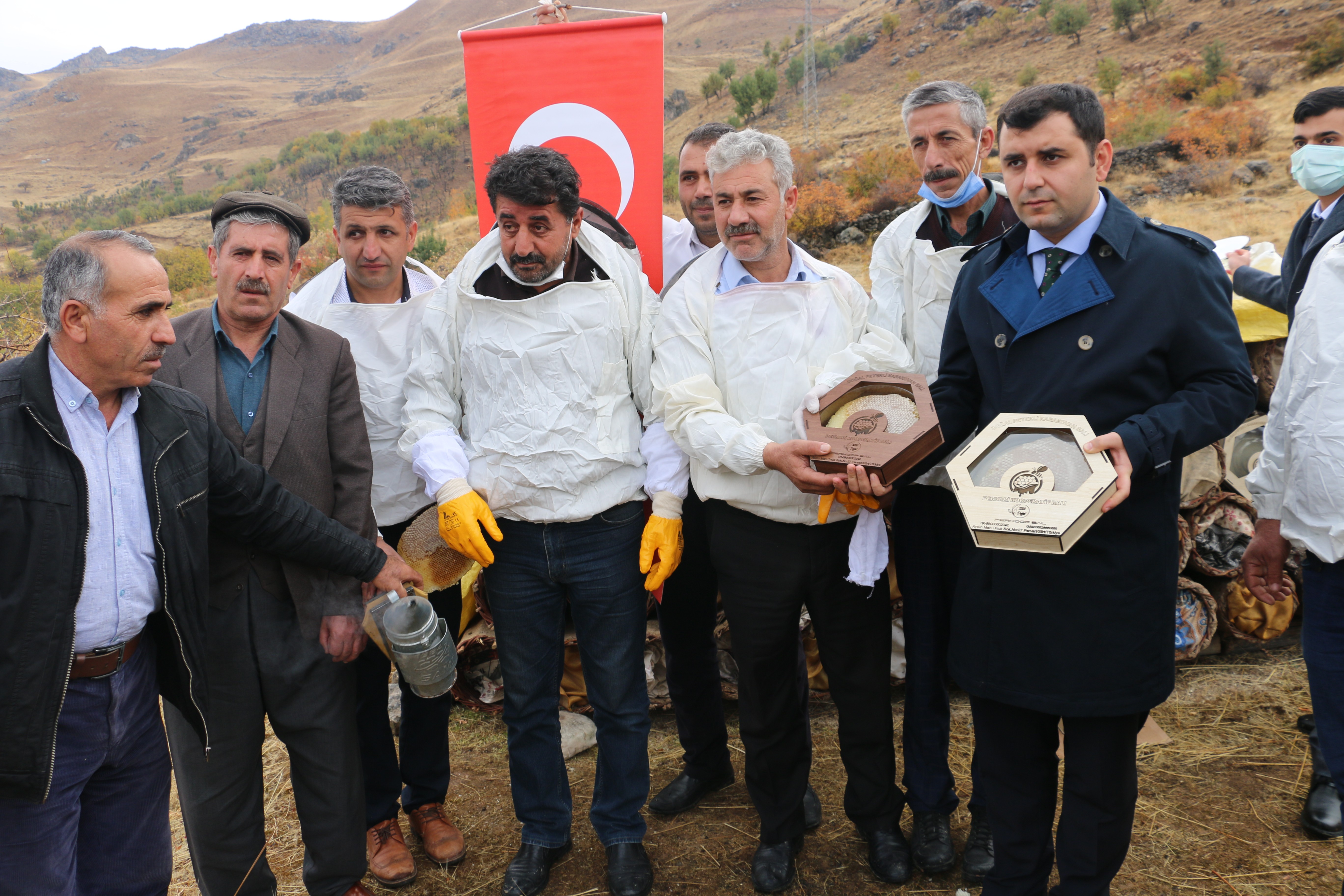 TERÖRÜN KÖKÜNÜN KAZINDIĞI BÖLGEDE ORGANİK BAL HASADINA BAŞLANDI