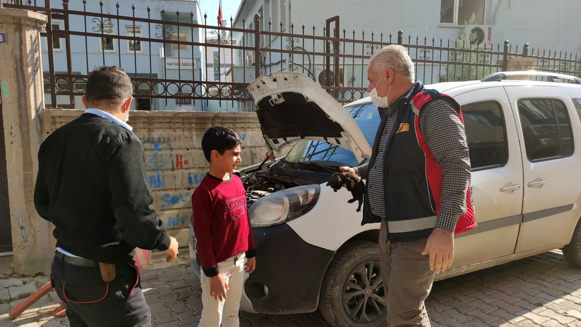 ARAÇ MOTORUNA SIKIŞAN KEDİYİ İTFAİYE EKİPLERİ KURTARDI