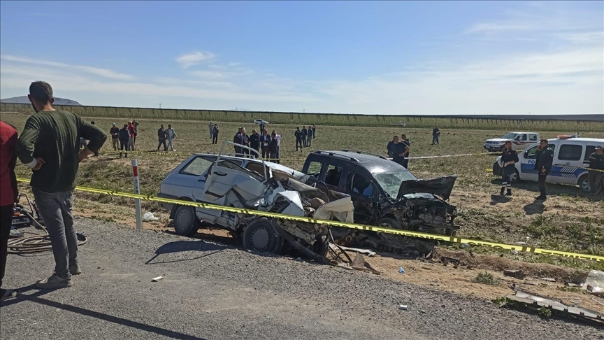 Ticari Araç ile Otomobilin Çarpıştığı Kazada 5 Kişi Öldü