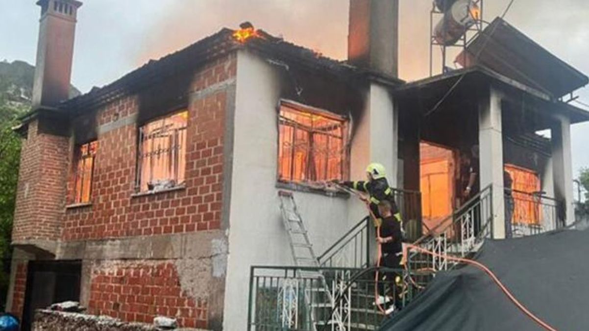 Evde Yangın Çıktı Anne ile Oğlu Öldü 2 Kişi de Yaralandı