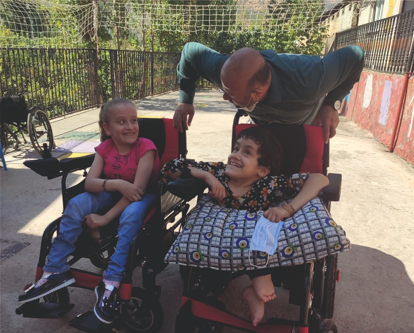 HAYIRSEVERLERDEN TOPLADIKLARI SANDALYELERİ ENGELLİLERE DAĞITIYORLAR