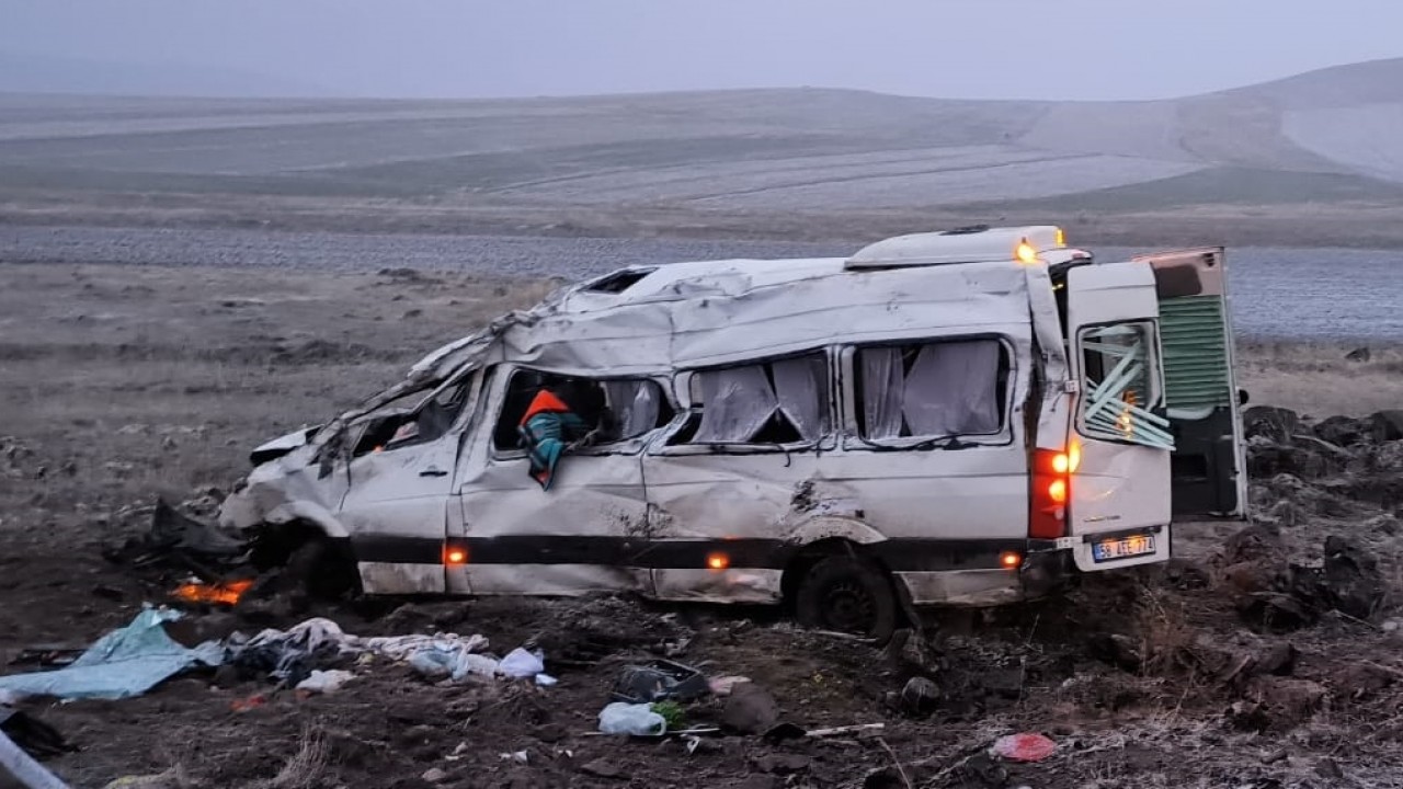 Diyarbakır'da devrilen minibüsteki 2 kişi öldü, 10 kişi yaralandı