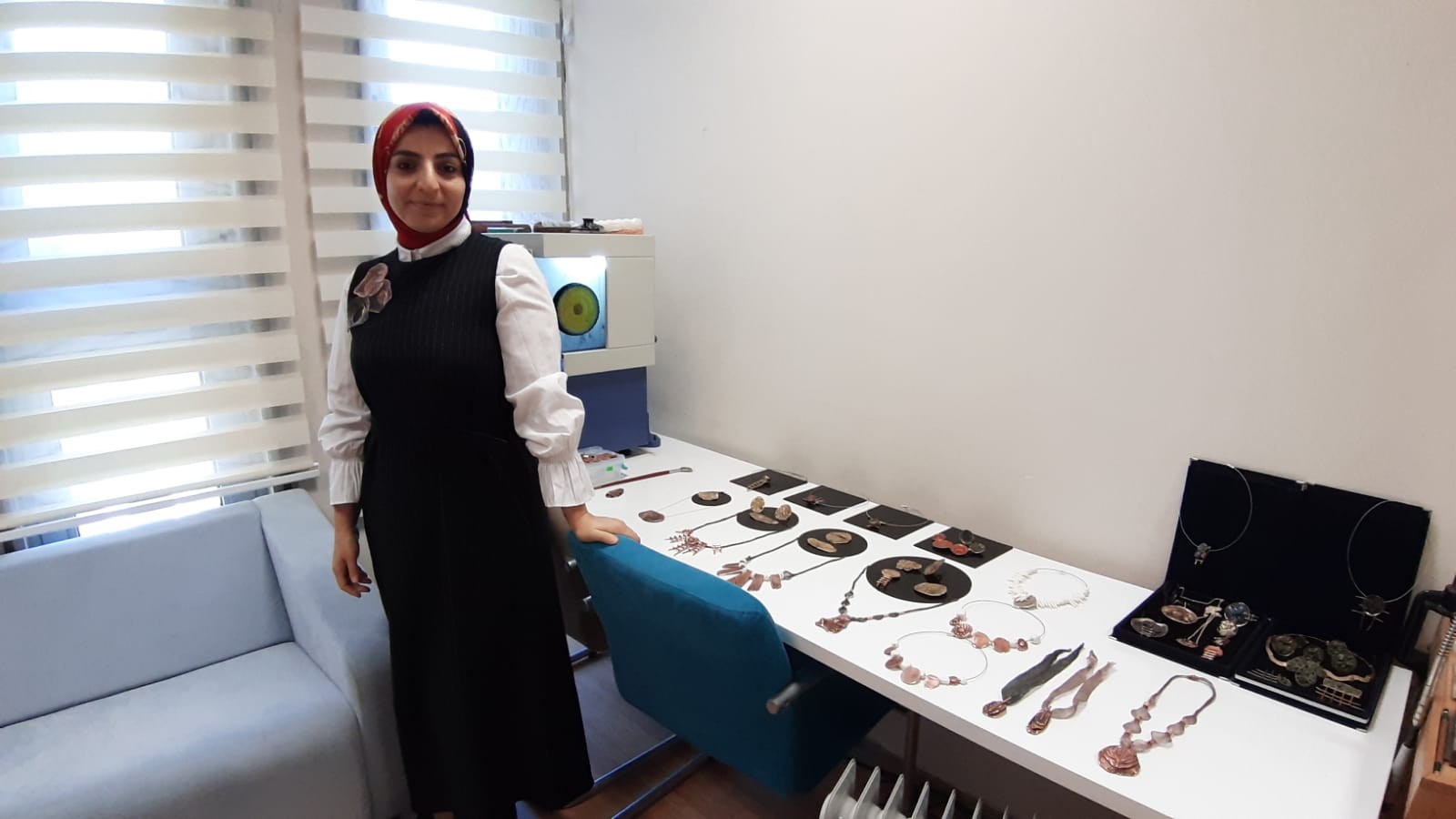 MARDİN’DE GELENEKSEL MOTİFLERLE ÜRETİLEN TAKILAR DÜNYA PAZARINA GÖNDERİLİYOR