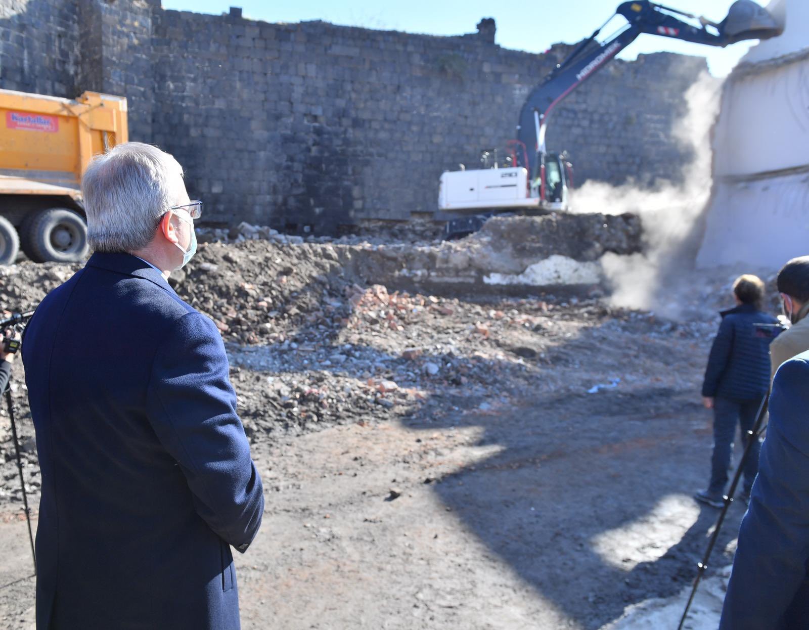 DİYARBAKIR SURLARININ GÜN YÜZÜNE ÇIKARILMA ÇALIŞMASI SÜRÜYOR