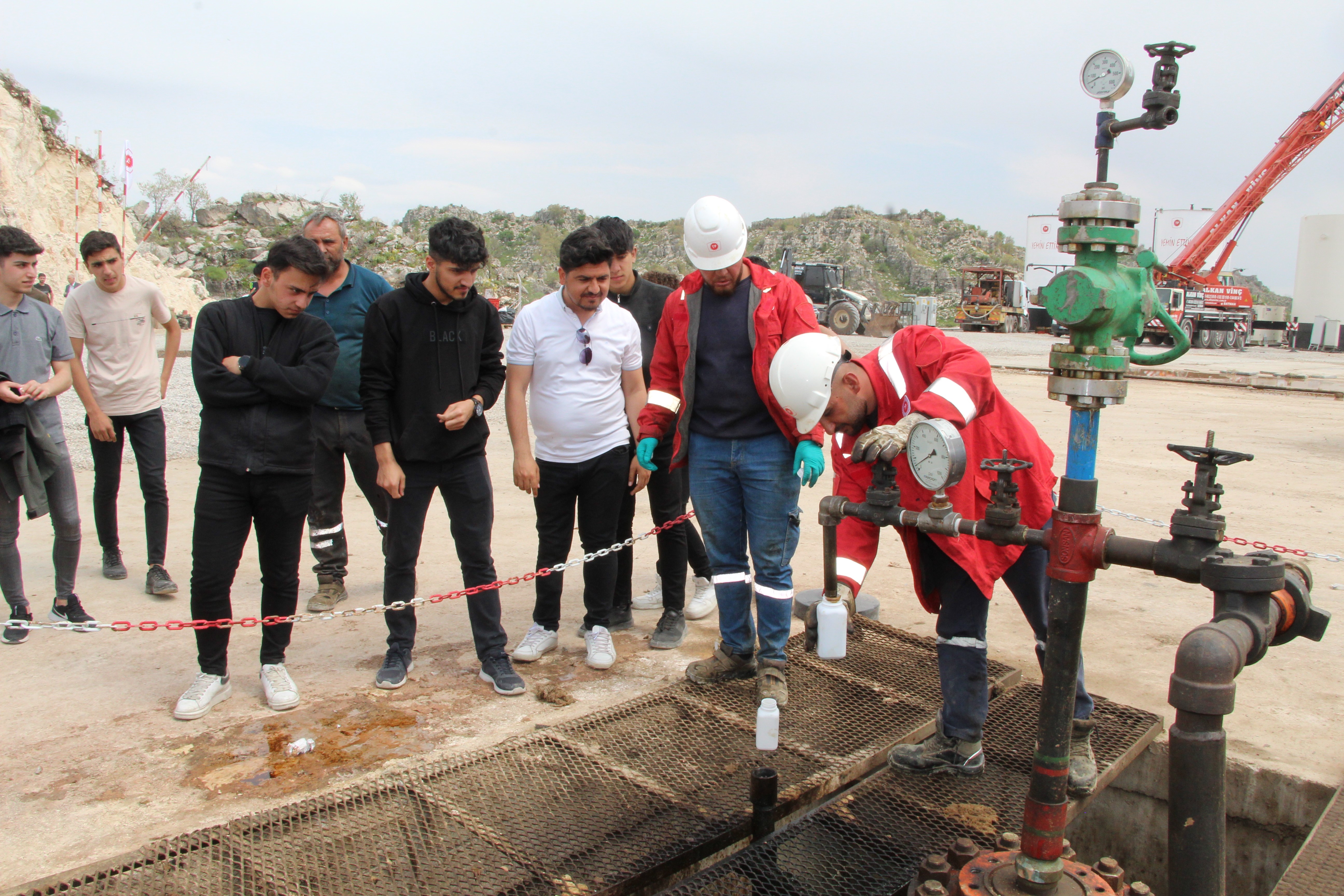 Öğrenciler Gabar Dağı Petrol Sahasına Çıkartma Yaptı