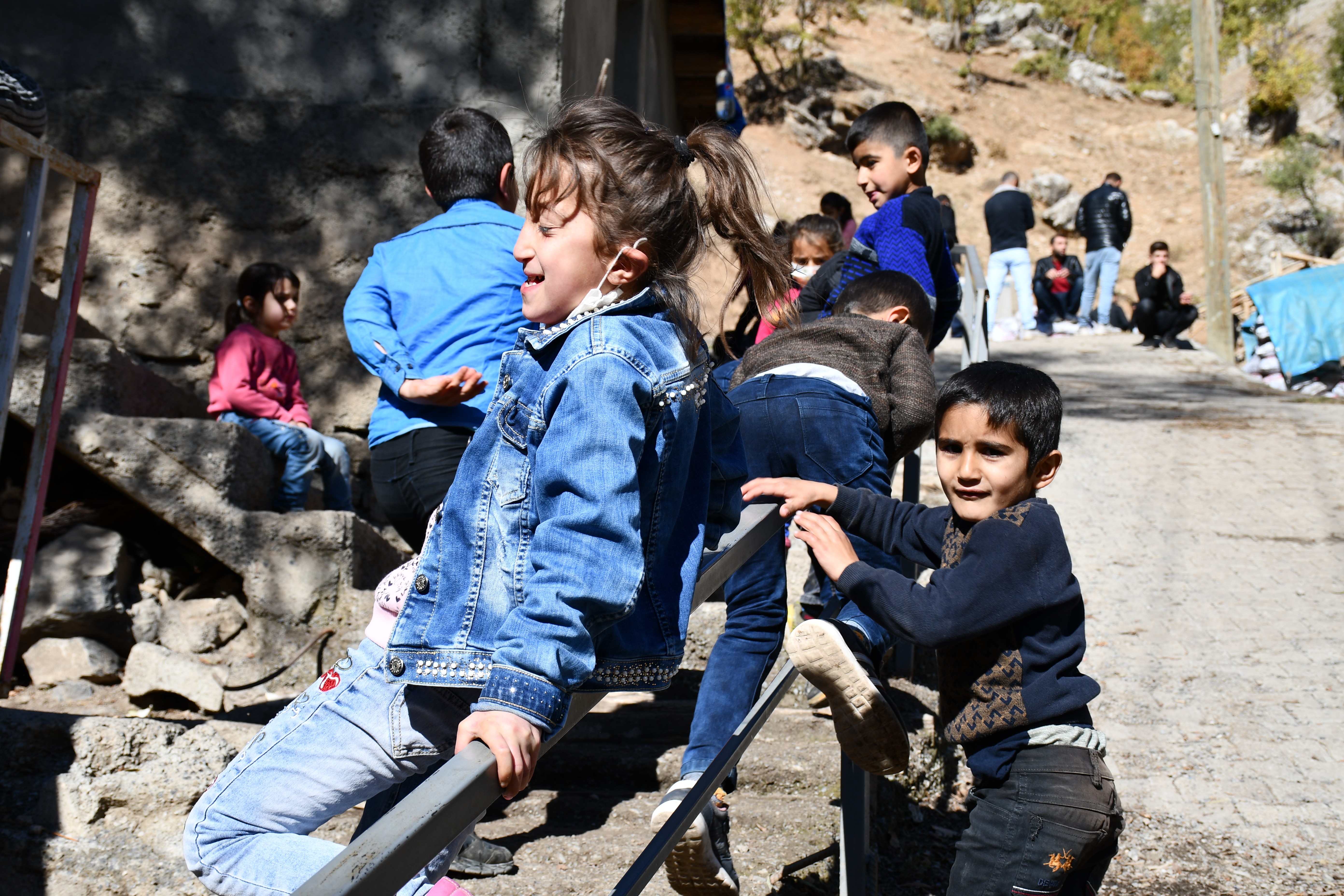 BEYTÜŞŞEBAPLI ÇOCUKLARIN TEK EĞLENCELERİ MERDİVEN KORKULUKLARI