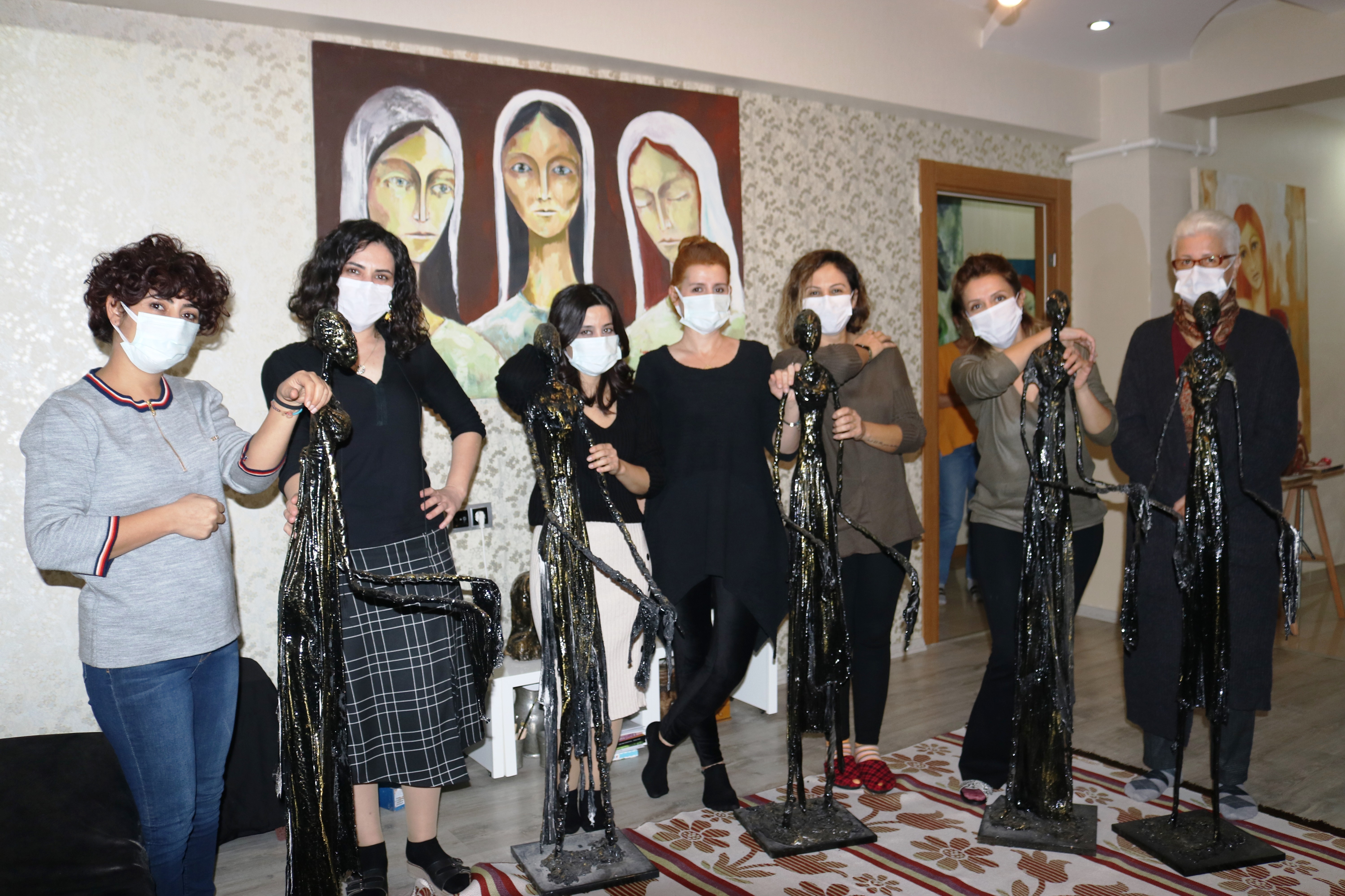 DİYARBAKIRLI KADINLAR ATIK MALZEMELERDEN 'GÖÇ MAĞDURU KADINLARI' ANLATTI