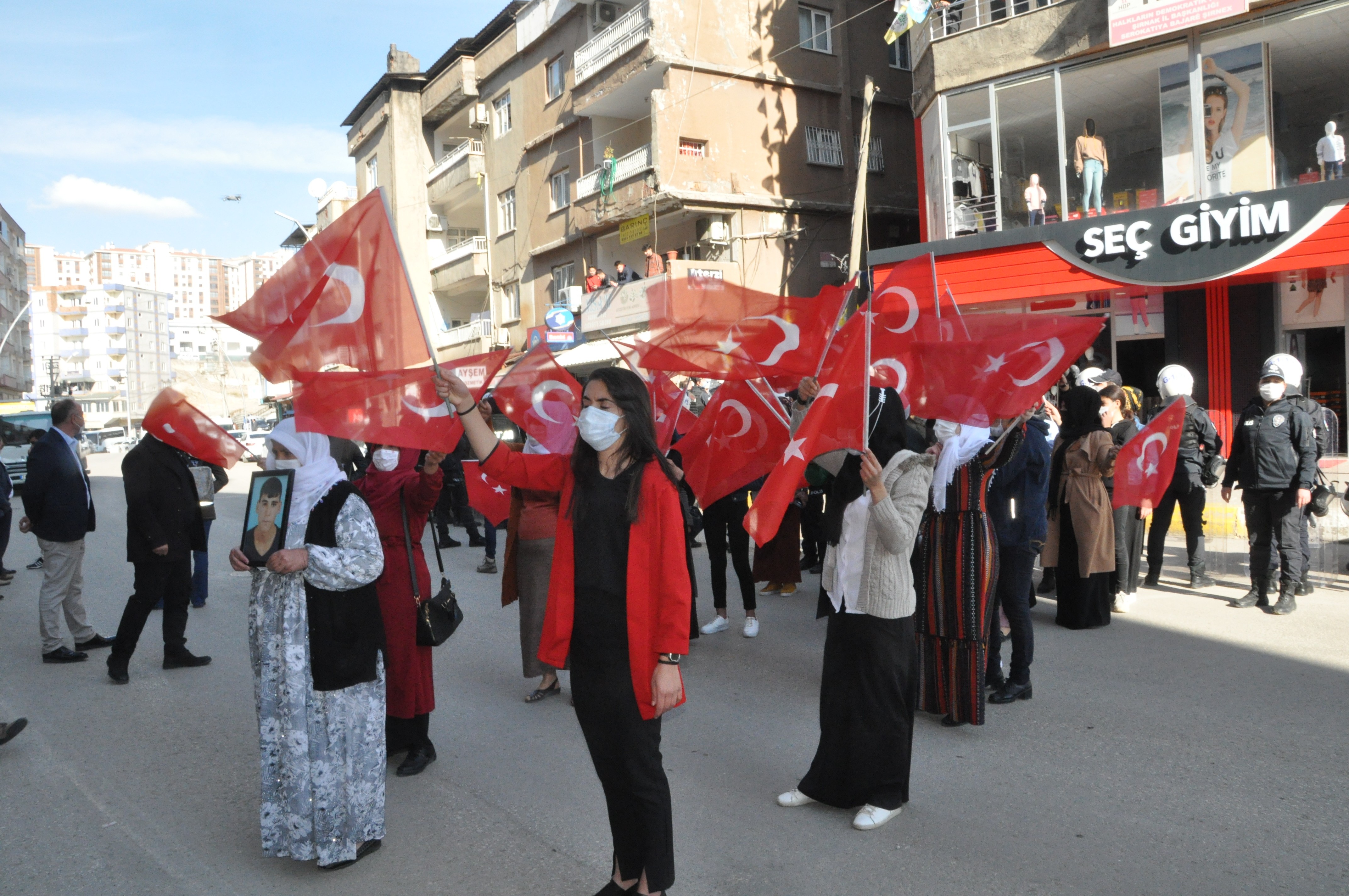 HDP'LİLER ACILI AİLELERİN ÇIĞLIĞINI, SES SİSTEMİNİ AÇARAK ENGELLEMEYE ÇALIŞTI